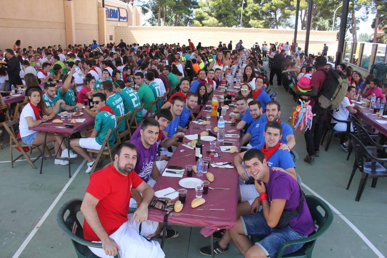 Unos 600 jóvenes compartieron la comida popular y fiesta pinchadiscos en el penúltimo día de fiestas de Alfaro