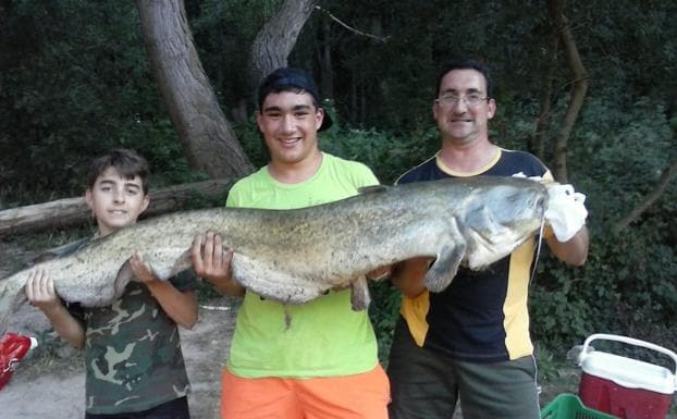 Sergio, Javier y David (falta Juan Luis que hizo la foto) con el siluro en Calahorra. 