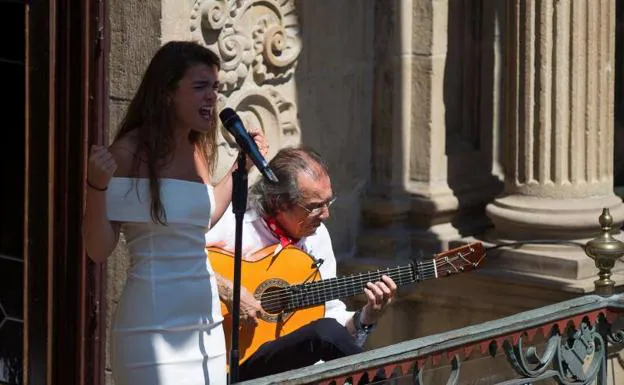 Amaia Romero abre el programa «Flamenco en los balcones» con un recital, acompañada por Pepe Habichuela. 