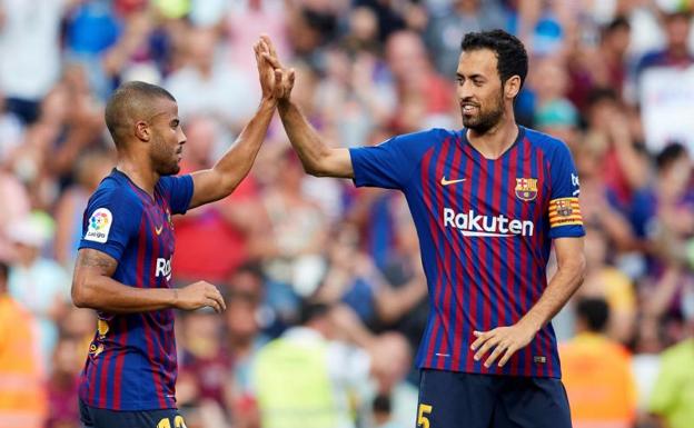 Sergio Busquets (d) celebra un gol con Rafinha. 