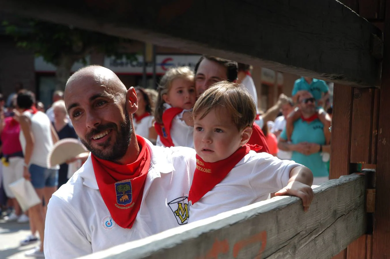 Disparo del cohete y desfile de carrozas