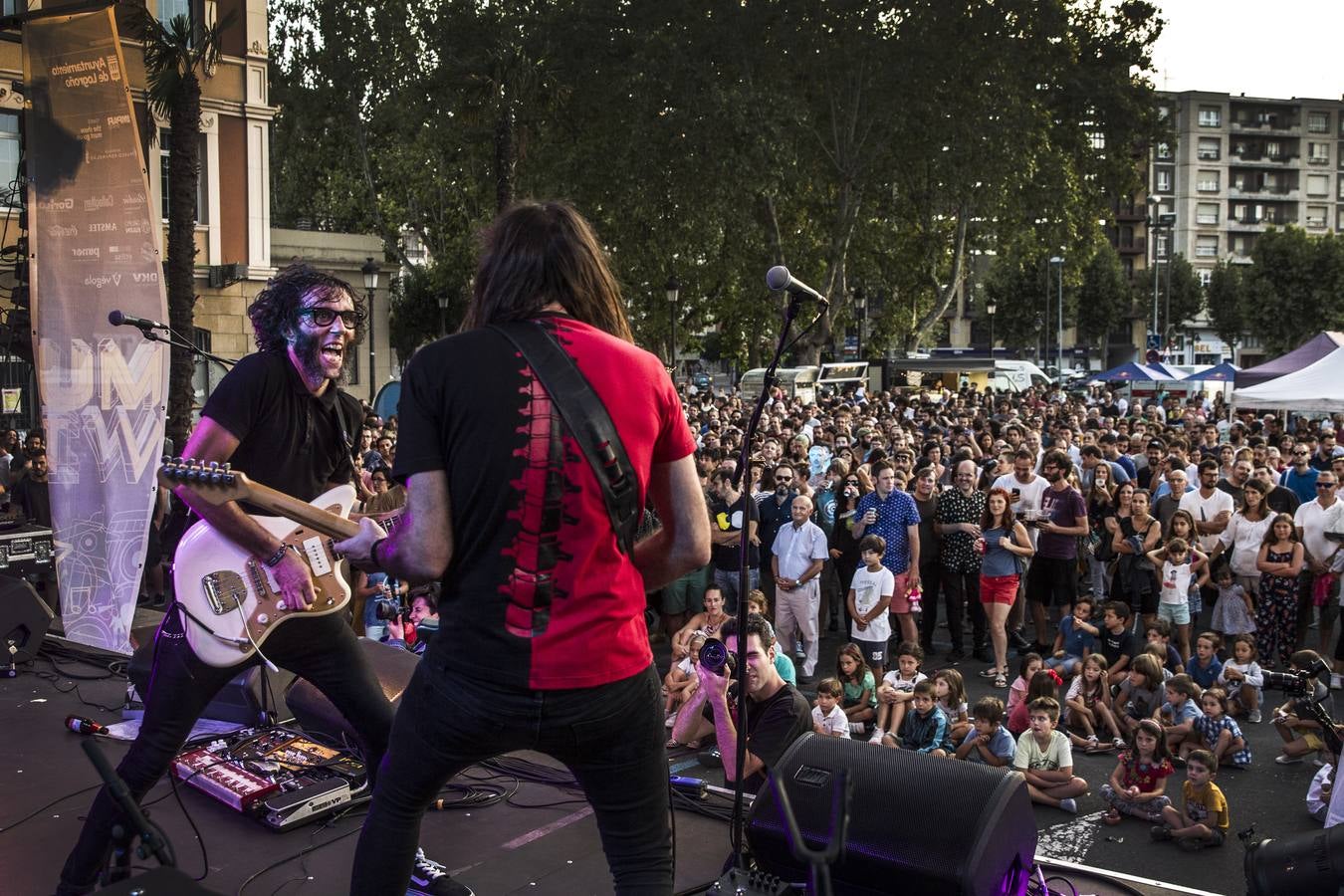 Gran arranque de MUWI con la banda de Diego M. Continente y las personales voces de Bleset y Papaya