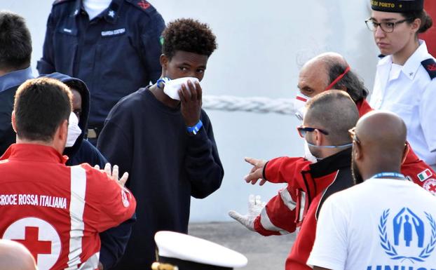 Migrantes desembarcan en el puerto de Catania. 