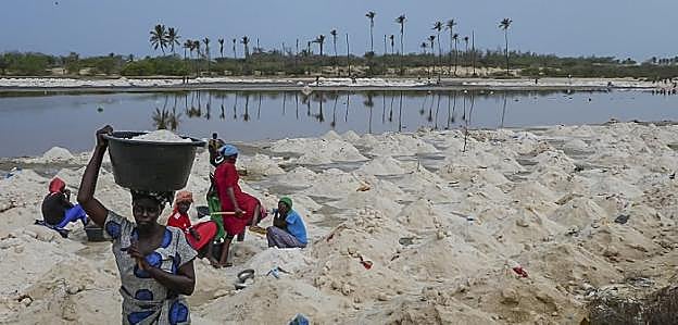Mujeres trabajan en una localidad costera de Senegal en un proyecto de la comunidad. :: g. elorriaga