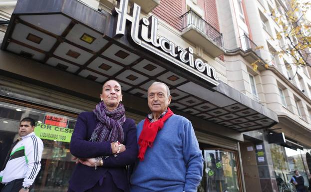 Arrieta y su esposa posan delante de Don Hilarión antes de su cierre y traspaso en 2012