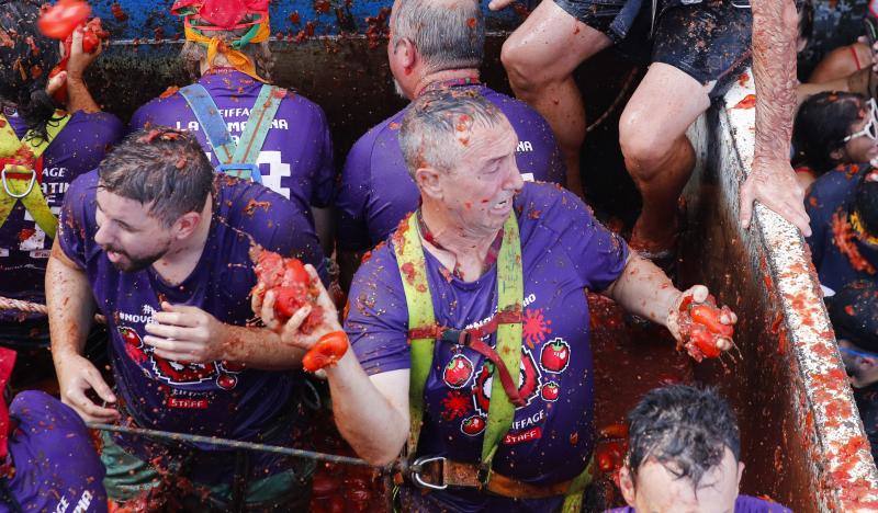 Unas 20.000 personas han lanzado 145.000 kilos de tomate en las fiestas de la localidad valenciana.