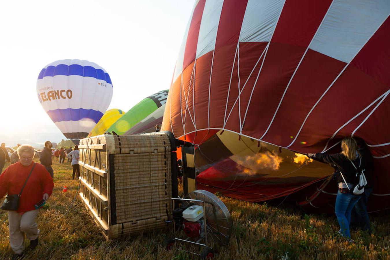 El cielo de Haro se llena estos días de los colores de 26 globos aerostáticos que compiten en el XLV Campeonato de España Nacional de Globos Aerostáticos, que concluirá el próximo día 2 y en el que se recorren del orden de 15 kilómetros por vuelo.