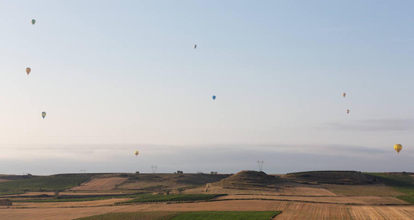 El cielo de Haro se llena estos días de los colores de 26 globos aerostáticos que compiten en el XLV Campeonato de España Nacional de Globos Aerostáticos, que concluirá el próximo día 2 y en el que se recorren del orden de 15 kilómetros por vuelo.