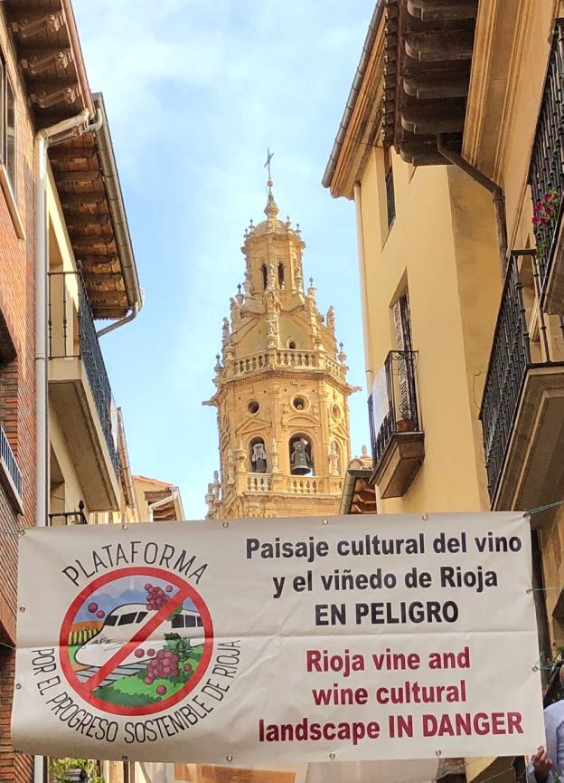 Pancarta de la plataforma situada en la Herradura de Haro. :: j.l.