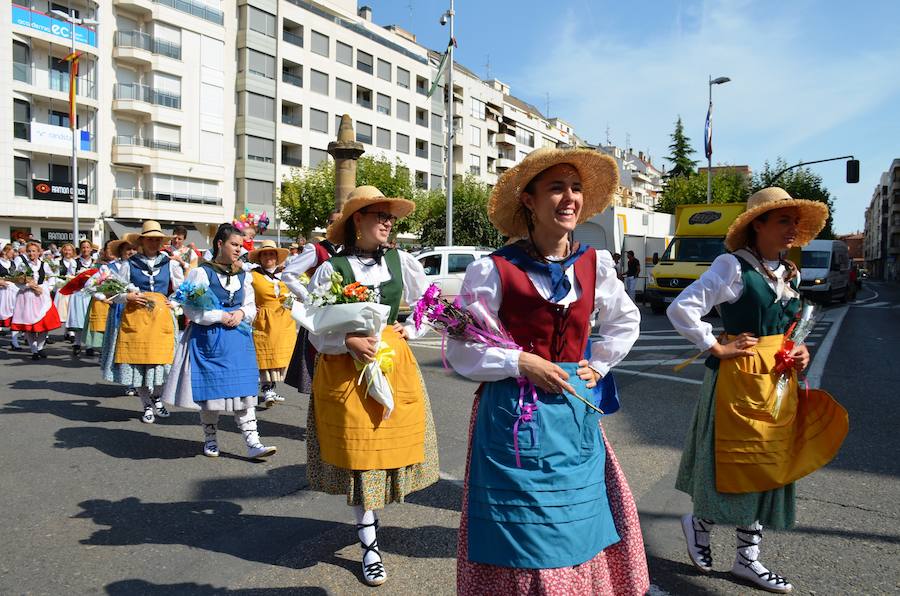 Cientos de calagurritanos se acercaron a la catedral para agasajar con ramos multicolores a los mártires calagurritanos 