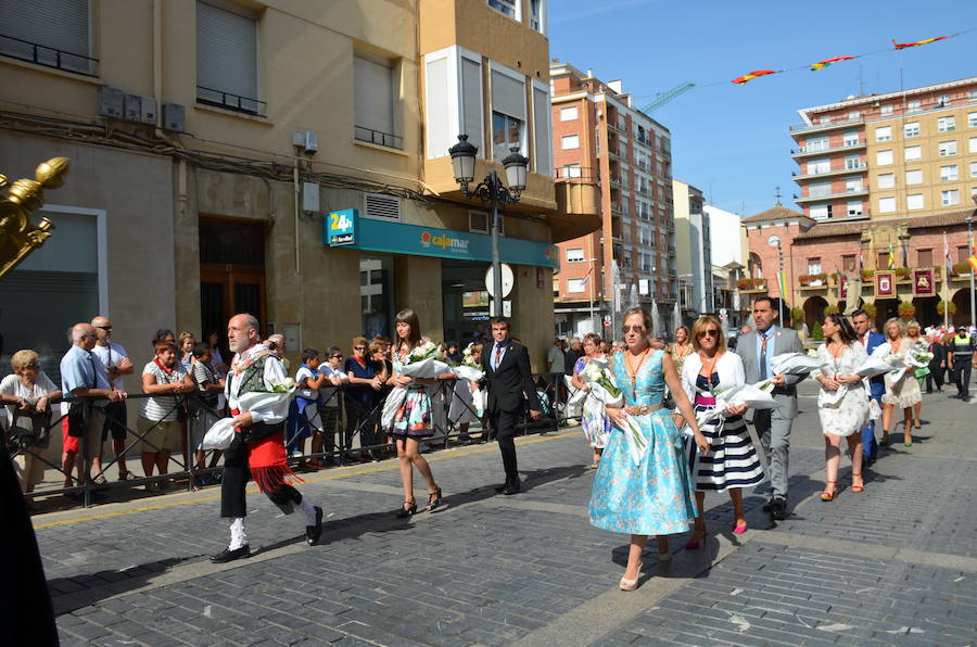 Cientos de calagurritanos se acercaron a la catedral para agasajar con ramos multicolores a los mártires calagurritanos 