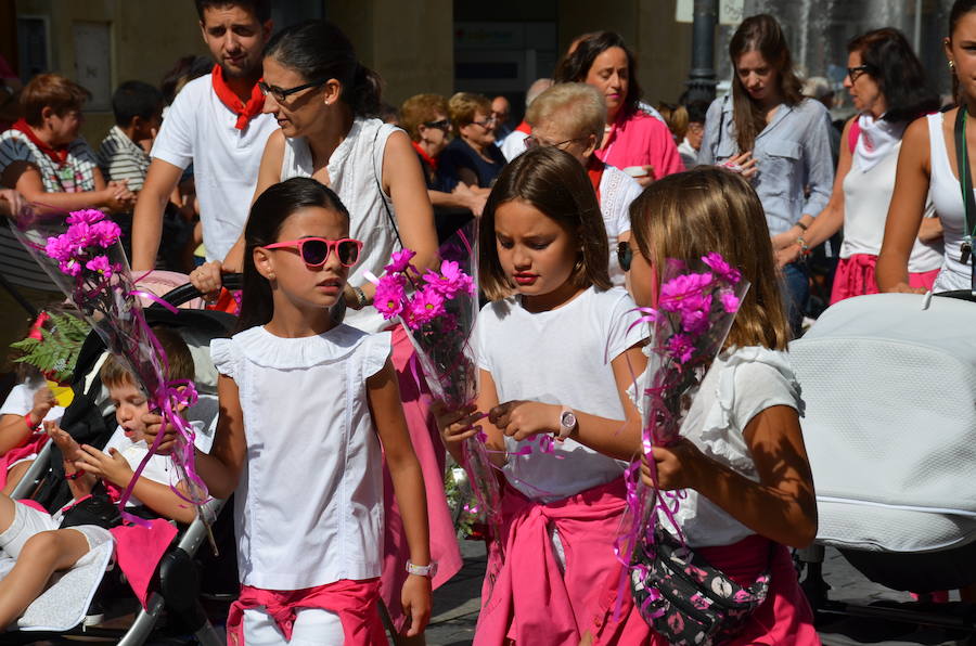 Cientos de calagurritanos se acercaron a la catedral para agasajar con ramos multicolores a los mártires calagurritanos 