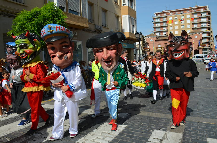 Cientos de calagurritanos se acercaron a la catedral para agasajar con ramos multicolores a los mártires calagurritanos 