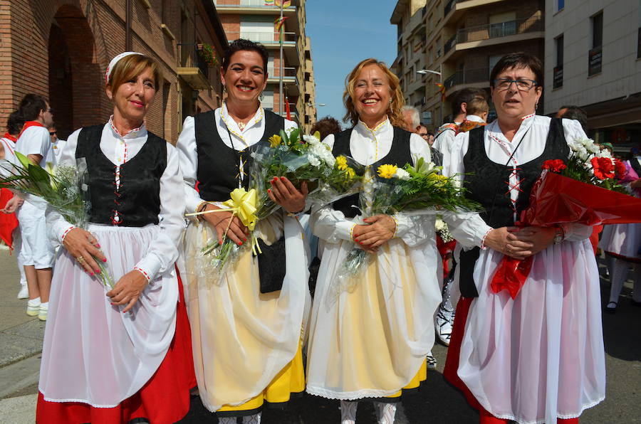 Cientos de calagurritanos se acercaron a la catedral para agasajar con ramos multicolores a los mártires calagurritanos 