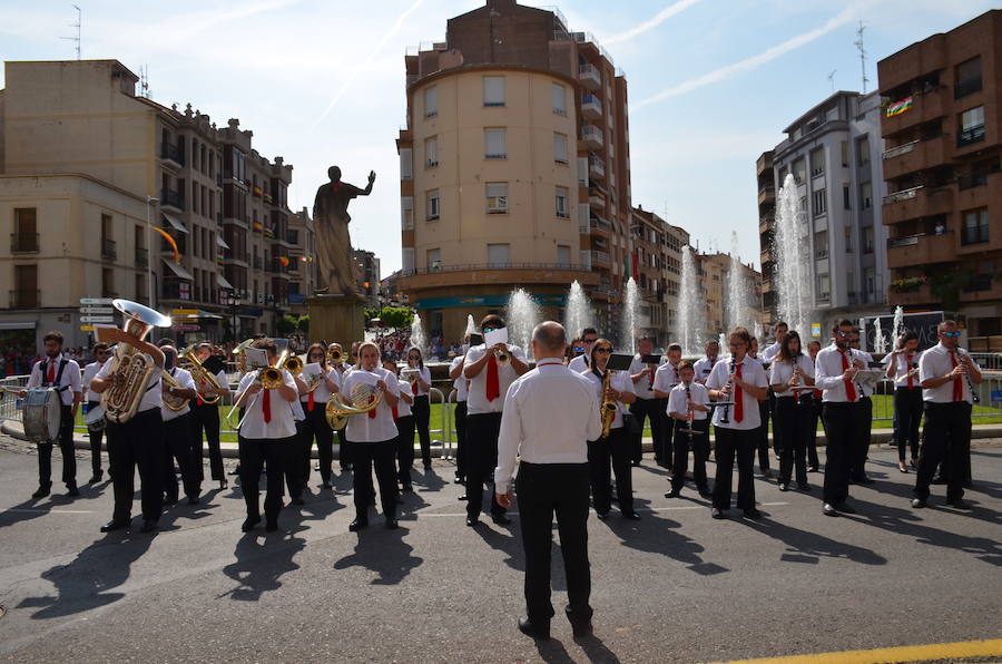 Cientos de calagurritanos se acercaron a la catedral para agasajar con ramos multicolores a los mártires calagurritanos 