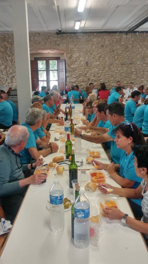 Marcha senderista por las aldeas del entorno de Ojacastro. La bondad climática ha animado a participar a muchos caminantes que han podido disfrutar del fantástico paisaje. 