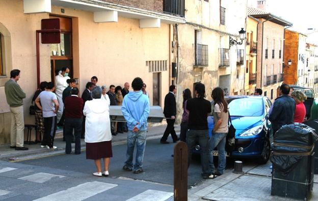 Operarios fúnebres trasladan el cuerpo de Venancio Bastida. :: c.v.