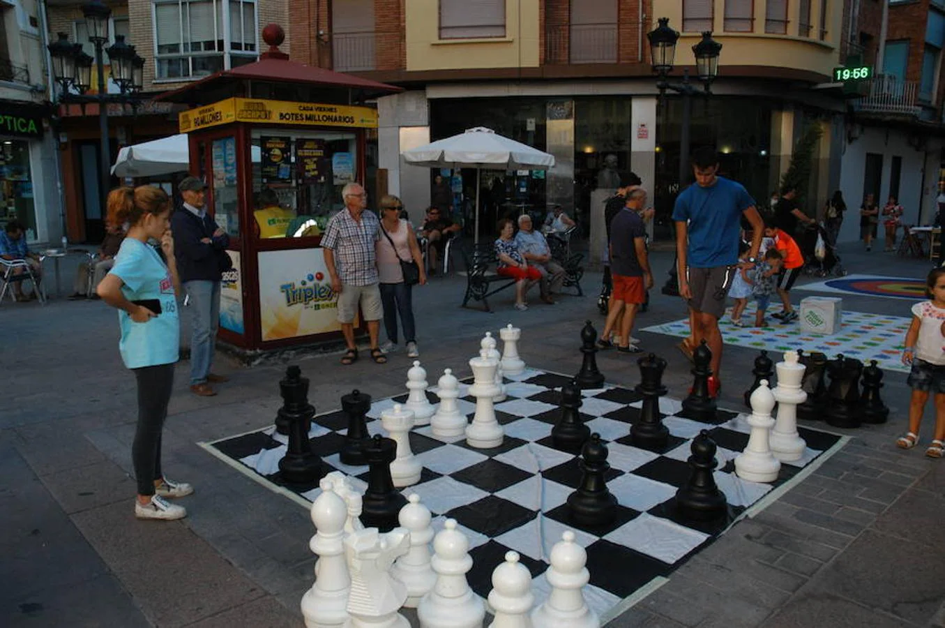 Imágenes del FlipArnedo celebrado ayer en Arnedo con juegos, talleres y teatro en la callle.