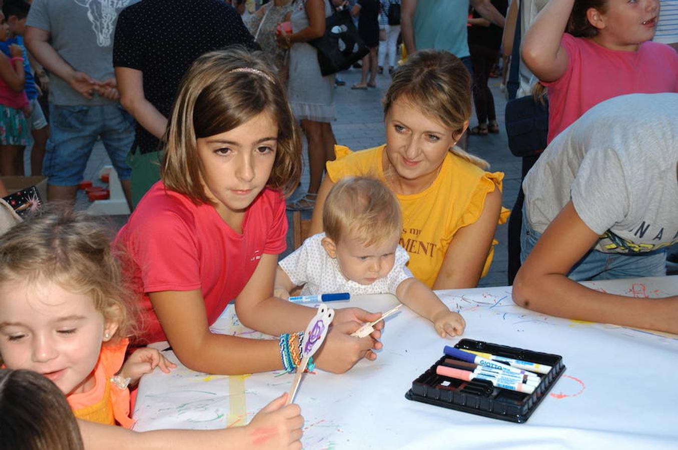 Imágenes del FlipArnedo celebrado ayer en Arnedo con juegos, talleres y teatro en la callle.