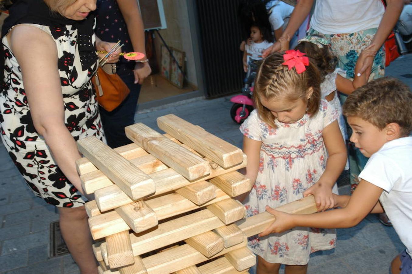 Imágenes del FlipArnedo celebrado ayer en Arnedo con juegos, talleres y teatro en la callle.