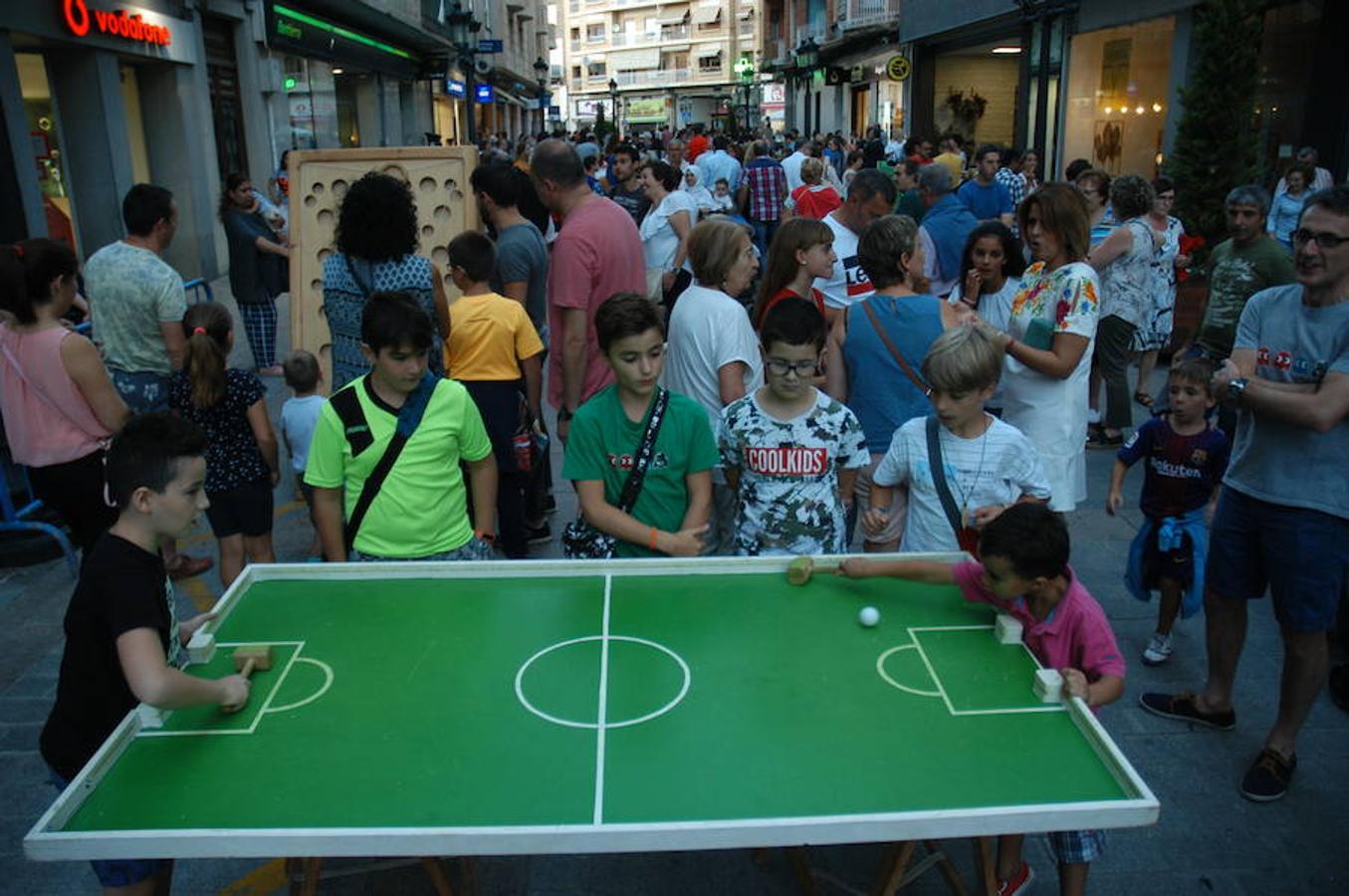 Imágenes del FlipArnedo celebrado ayer en Arnedo con juegos, talleres y teatro en la callle.