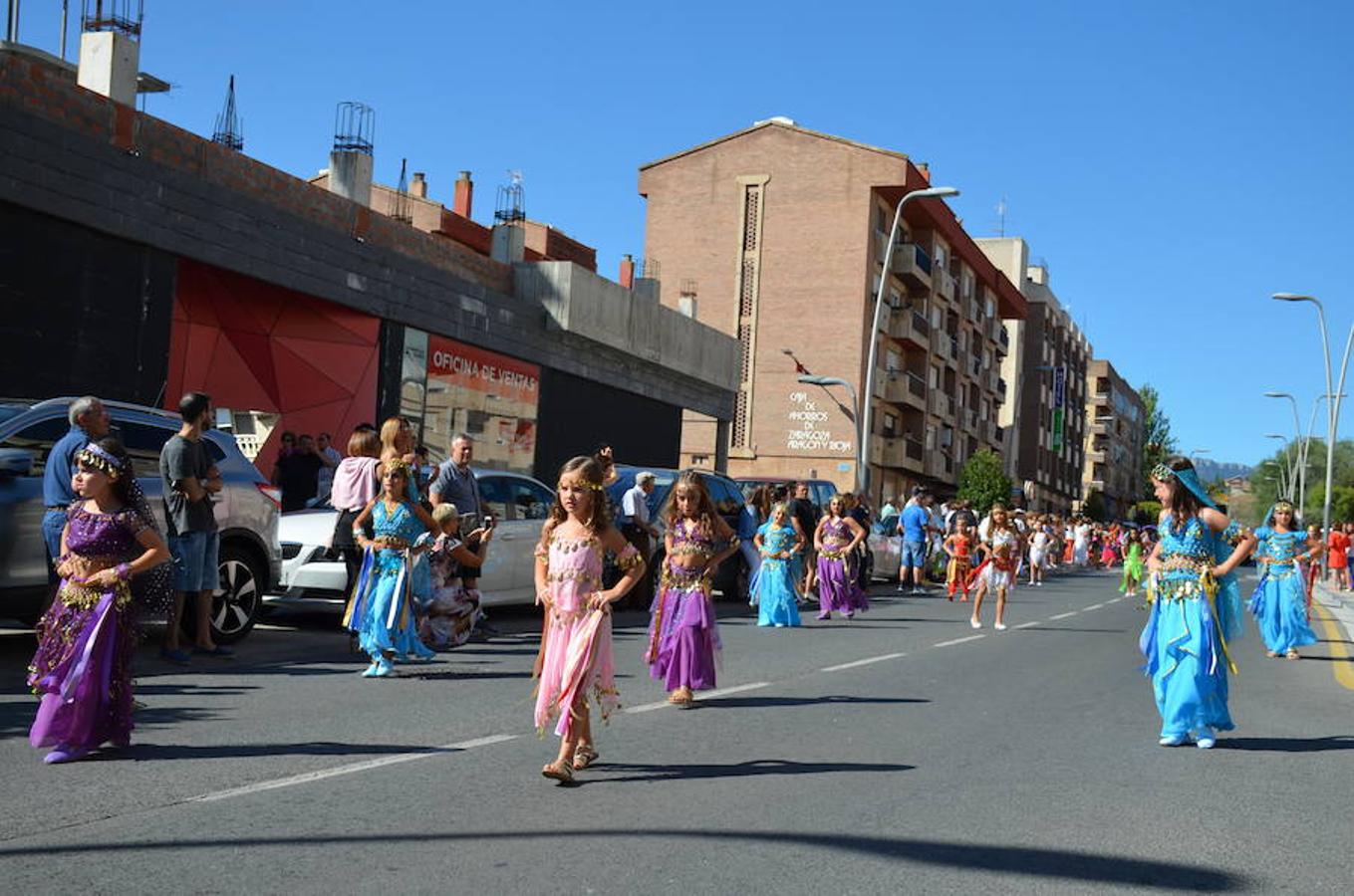 A lo largo del fin de semana se celebra en Arnedo el XX Mercado Kan de Vico. El espectacular desfile inaugural ha brillado con luz y color. Ochenta puestos se encargan de crear una atmósfera de otro tiempo. 