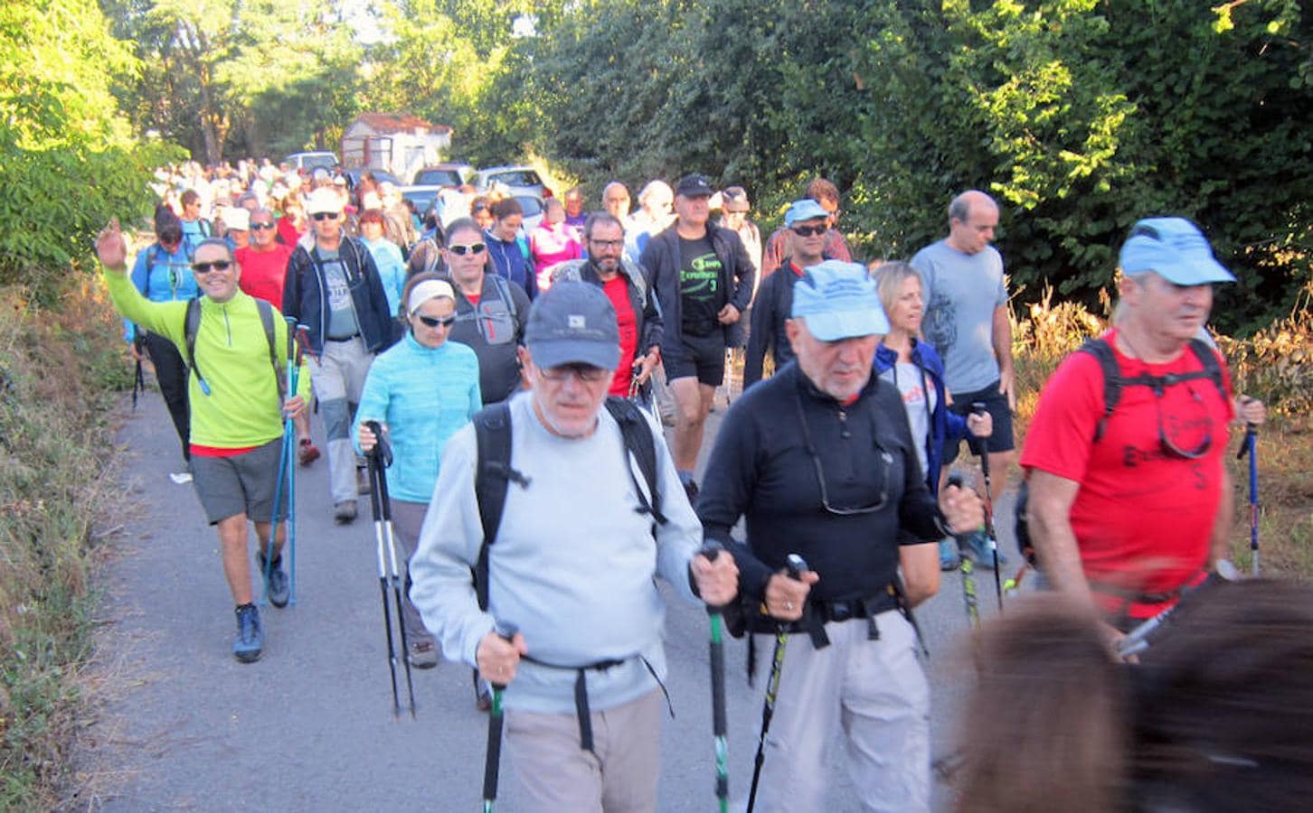 Marcha senderista por las aldeas del entorno de Ojacastro. La bondad climática ha animado a participar a muchos caminantes que han podido disfrutar del fantástico paisaje. 