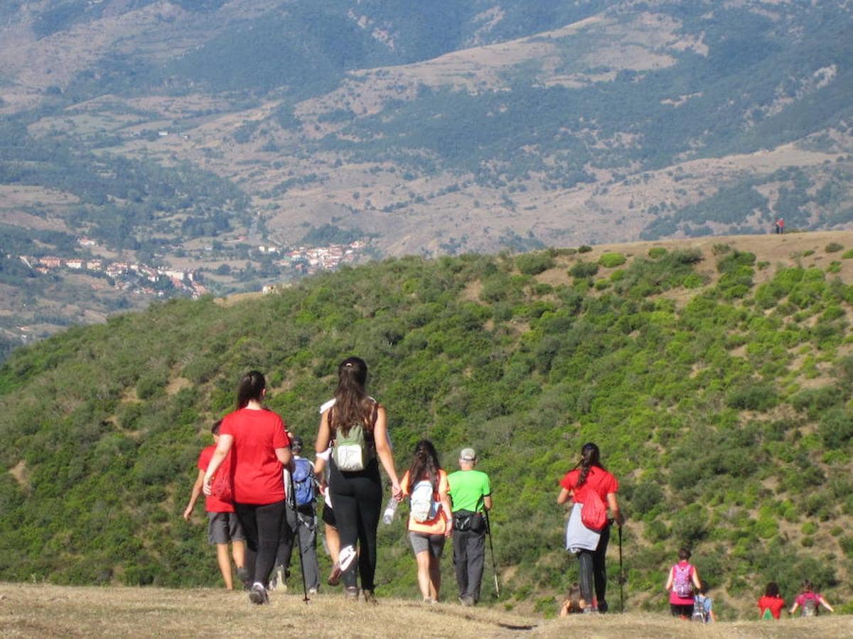 Marcha senderista por las aldeas del entorno de Ojacastro. La bondad climática ha animado a participar a muchos caminantes que han podido disfrutar del fantástico paisaje. 