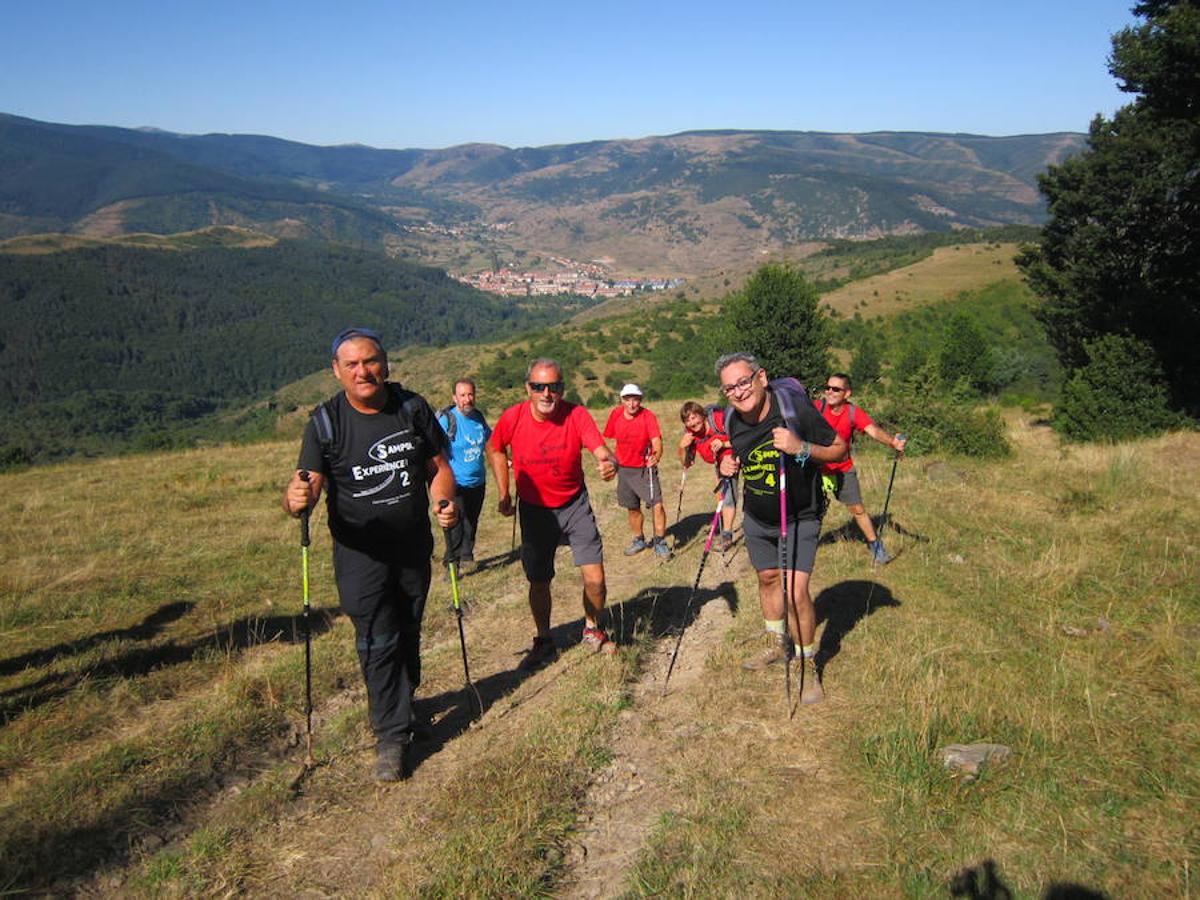 Marcha senderista por las aldeas del entorno de Ojacastro. La bondad climática ha animado a participar a muchos caminantes que han podido disfrutar del fantástico paisaje. 