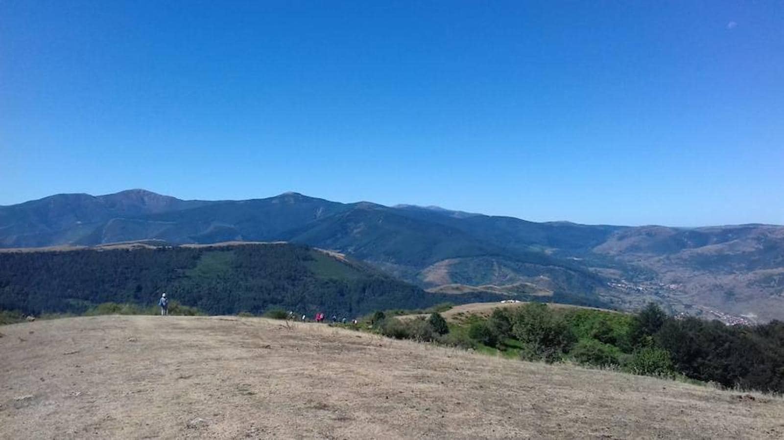 Marcha senderista por las aldeas del entorno de Ojacastro. La bondad climática ha animado a participar a muchos caminantes que han podido disfrutar del fantástico paisaje. 