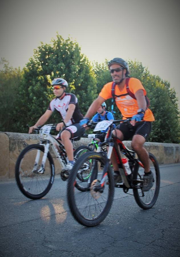 La IV marcha de bicicleta de montaña 'Hazla del Tirón' de Tirgo reunió a 400 corredores por un precioso recorrido en torno a los montes Oberenes.