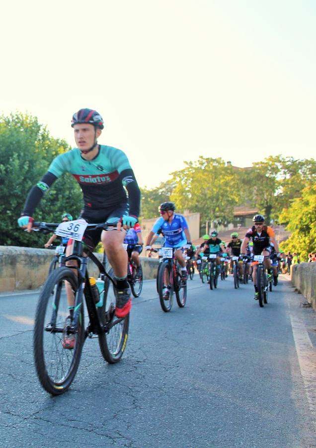 La IV marcha de bicicleta de montaña 'Hazla del Tirón' de Tirgo reunió a 400 corredores por un precioso recorrido en torno a los montes Oberenes.