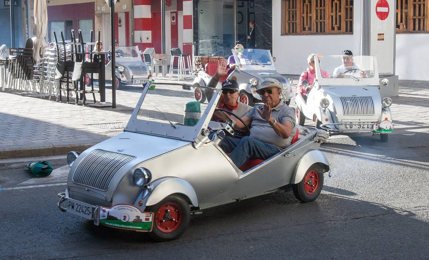 La concentración de microcoches inicia su periplo por La Rioja 