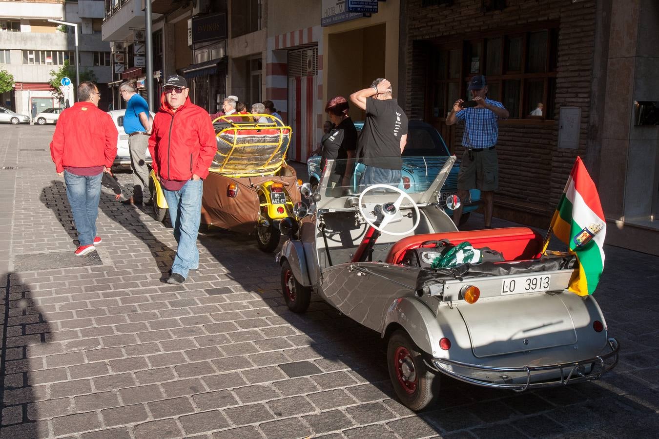 La concentración de microcoches inicia su periplo por La Rioja 