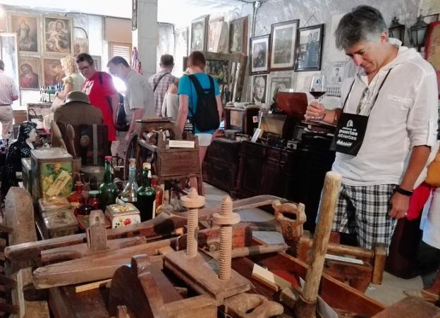 Visitantes degustan un vino mientras descubren los secretos del museo de Bodegas Garrido. :: 