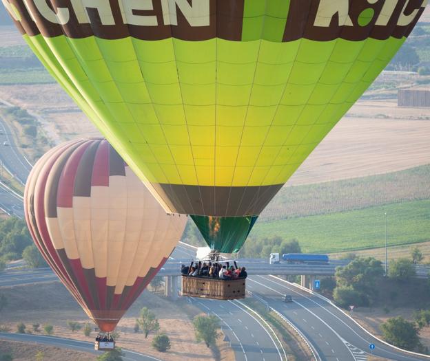 Los globos siguen surcando el cielo de Haro. :: 