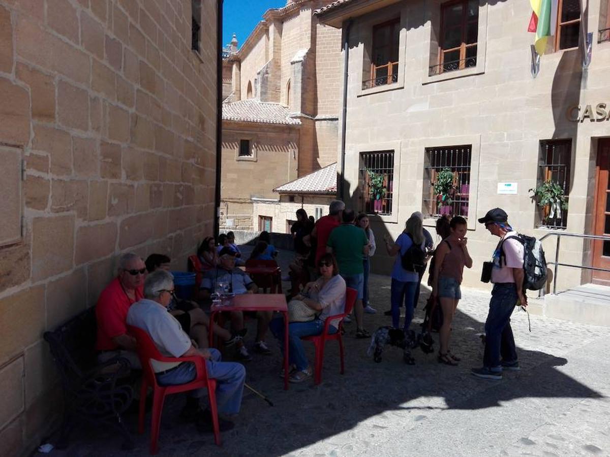 La Asociación de Mujeres de Ábalos lo ha vuelto a hacer. Van 21 años Amimación, puestos y música entre bodega y bodega para poder disfrutar de la cultura del vino.