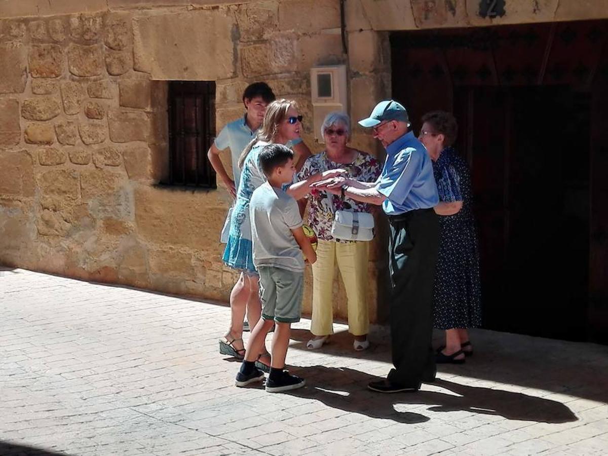 La Asociación de Mujeres de Ábalos lo ha vuelto a hacer. Van 21 años Amimación, puestos y música entre bodega y bodega para poder disfrutar de la cultura del vino.