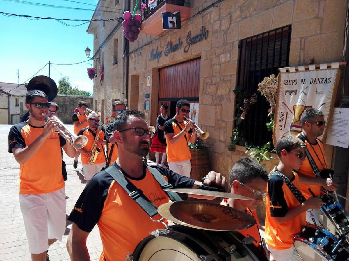 La Asociación de Mujeres de Ábalos lo ha vuelto a hacer. Van 21 años Amimación, puestos y música entre bodega y bodega para poder disfrutar de la cultura del vino.