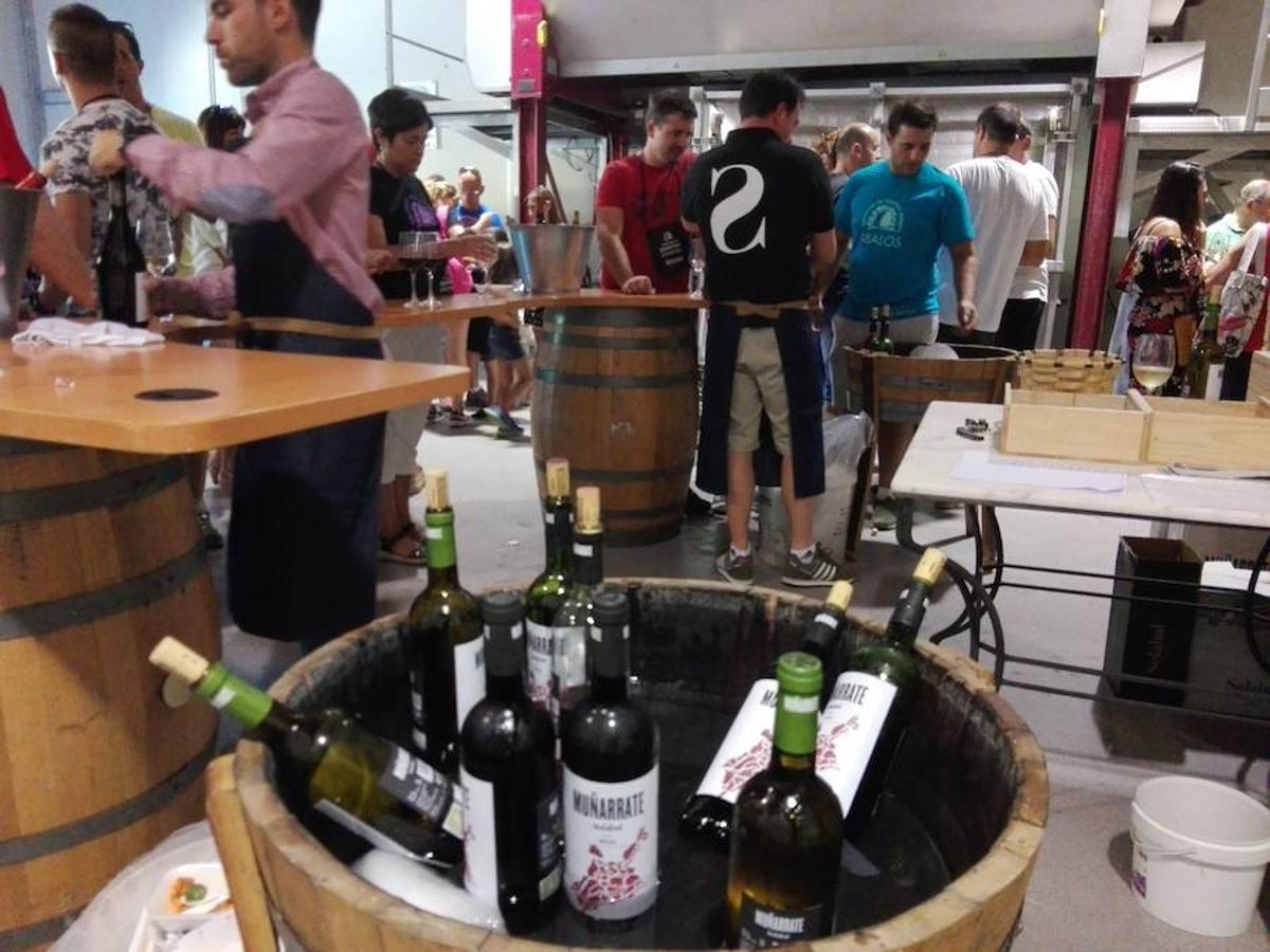 La Asociación de Mujeres de Ábalos lo ha vuelto a hacer. Van 21 años Amimación, puestos y música entre bodega y bodega para poder disfrutar de la cultura del vino.