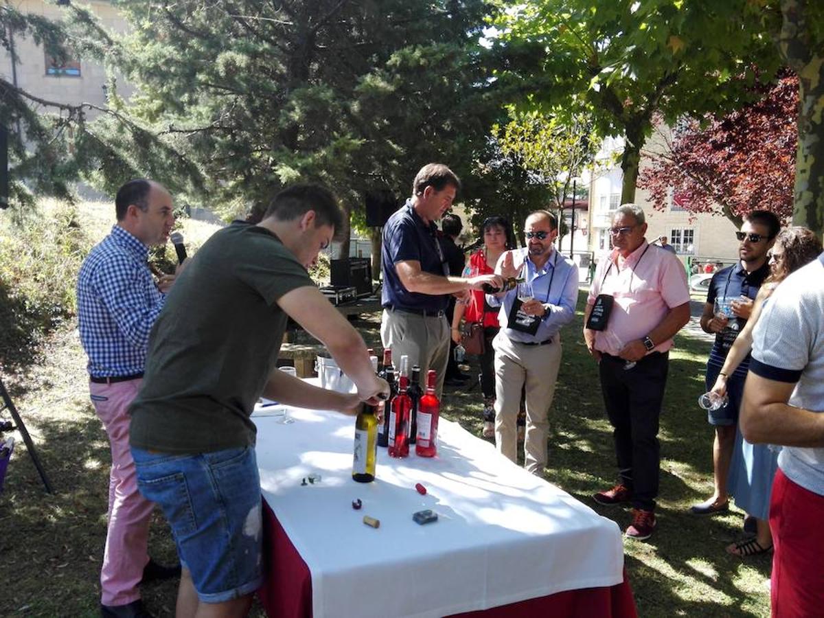 La Asociación de Mujeres de Ábalos lo ha vuelto a hacer. Van 21 años Amimación, puestos y música entre bodega y bodega para poder disfrutar de la cultura del vino.