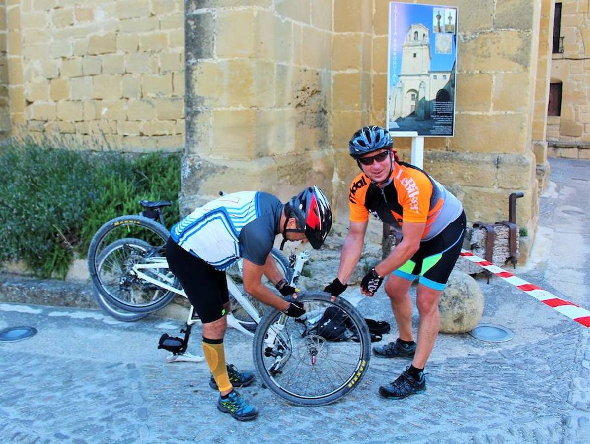 La IV marcha de bicicleta de montaña 'Hazla del Tirón' de Tirgo reunió a 400 corredores por un precioso recorrido en torno a los montes Oberenes.