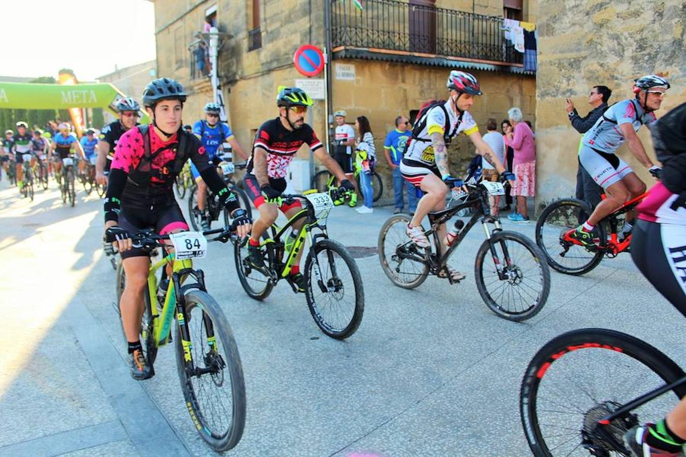 La IV marcha de bicicleta de montaña 'Hazla del Tirón' de Tirgo reunió a 400 corredores por un precioso recorrido en torno a los montes Oberenes.