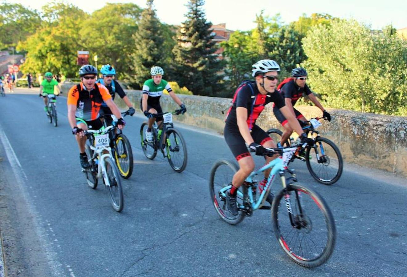 La IV marcha de bicicleta de montaña 'Hazla del Tirón' de Tirgo reunió a 400 corredores por un precioso recorrido en torno a los montes Oberenes.