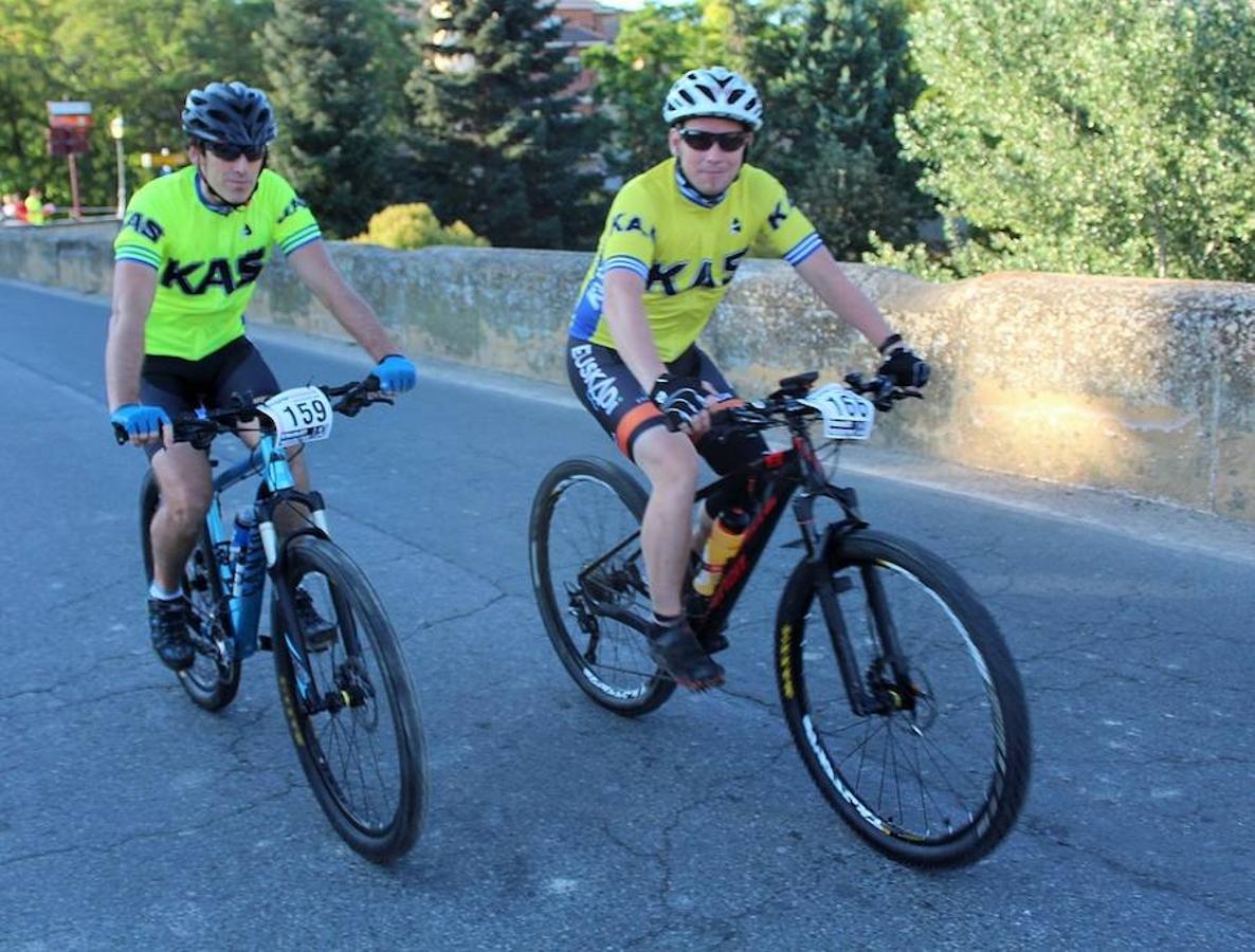 La IV marcha de bicicleta de montaña 'Hazla del Tirón' de Tirgo reunió a 400 corredores por un precioso recorrido en torno a los montes Oberenes.