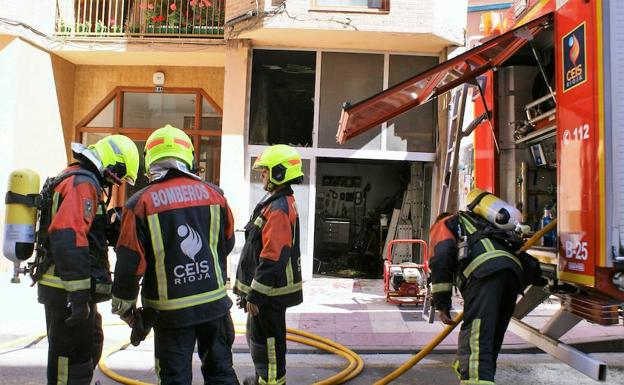 Los bomberos del CEIS Rioja trabajan en el lugar del suceso. 