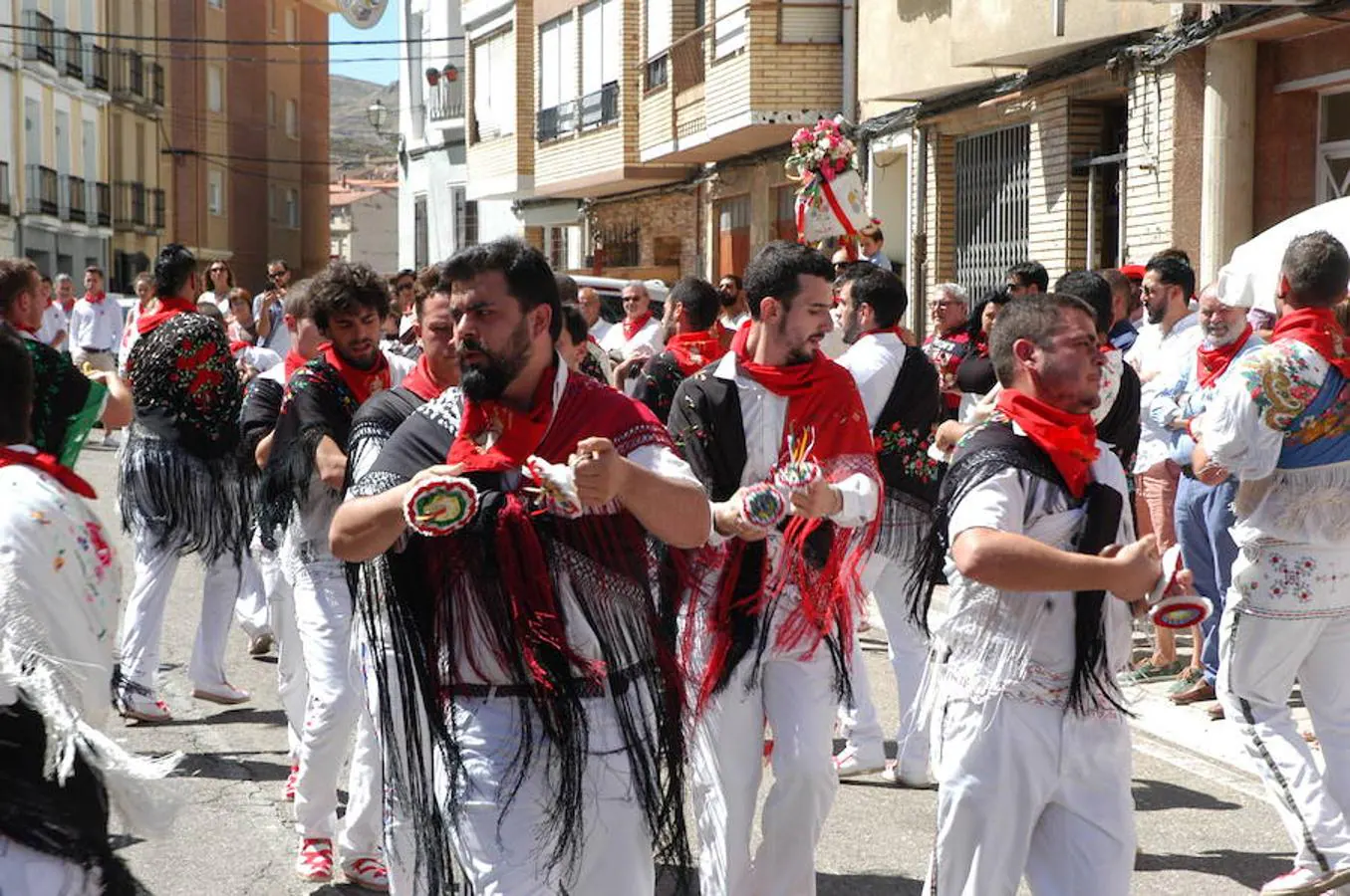 Procesión, misa, gaita y bailes conjuntos de las dos parroquias como festejo y comunión de los cerveranos en el día grande de sus fiestas. 