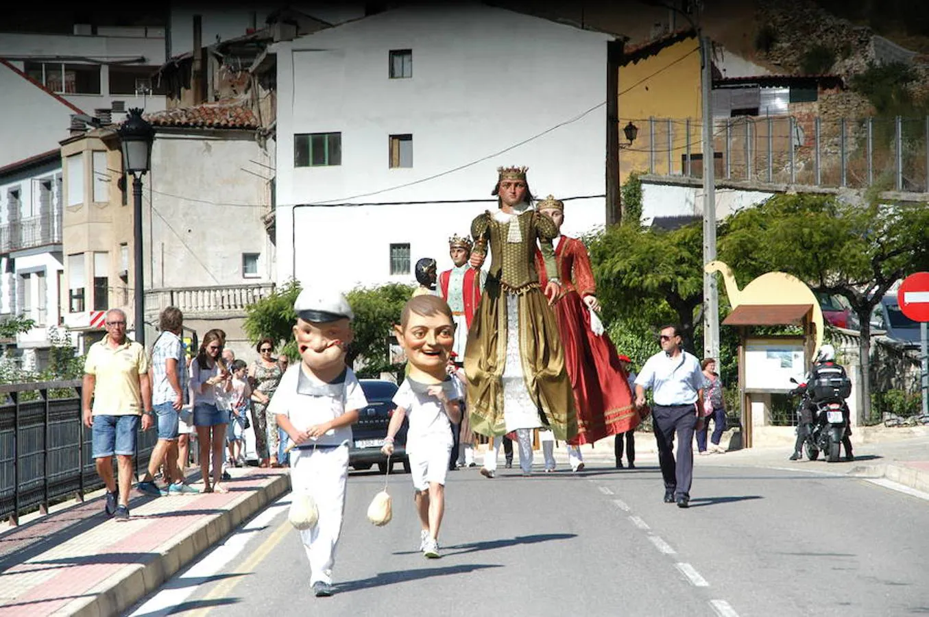 Procesión, misa, gaita y bailes conjuntos de las dos parroquias como festejo y comunión de los cerveranos en el día grande de sus fiestas. 