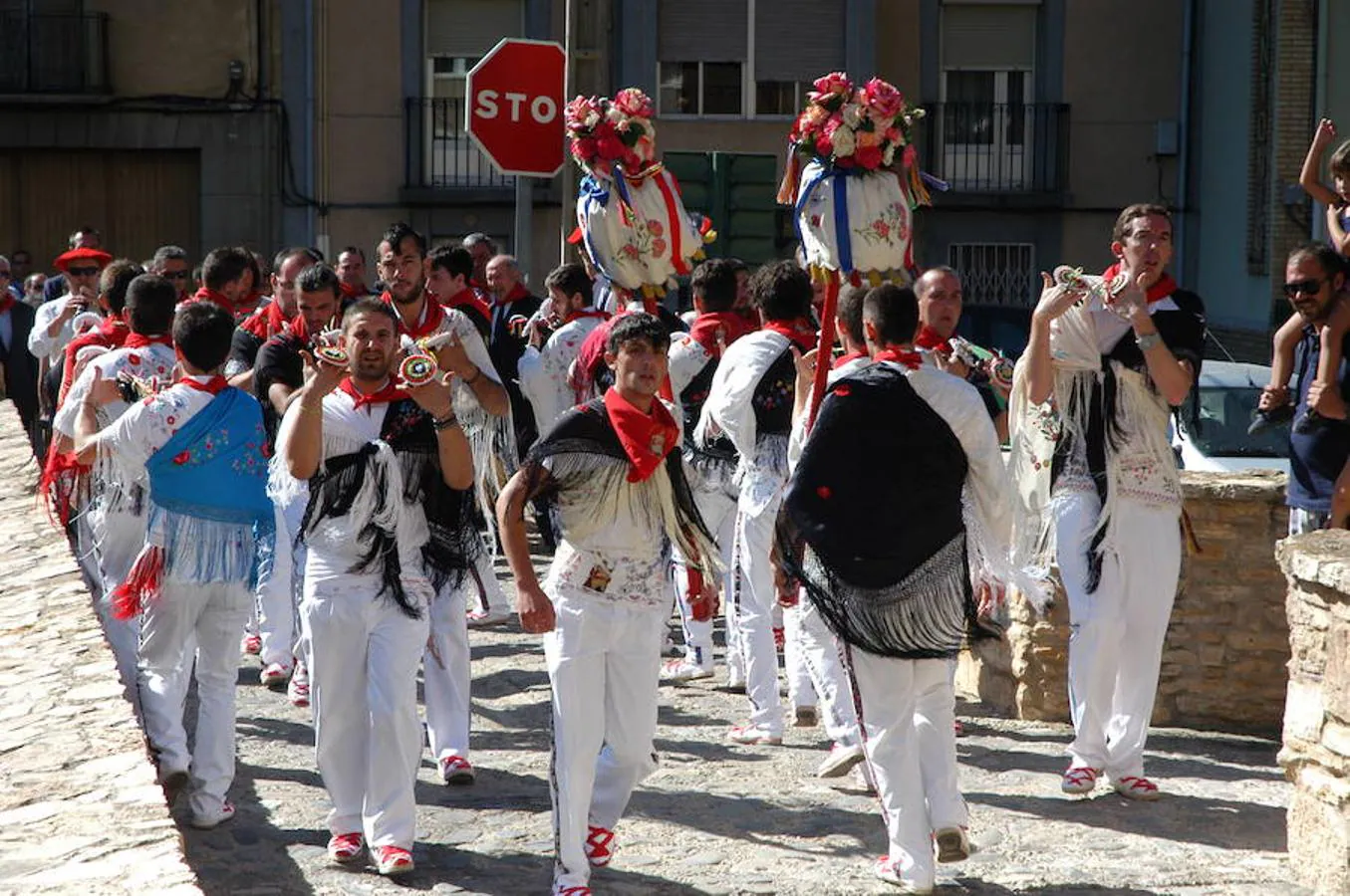 Procesión, misa, gaita y bailes conjuntos de las dos parroquias como festejo y comunión de los cerveranos en el día grande de sus fiestas. 