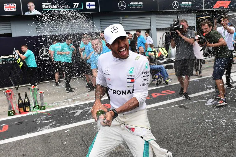 Lewis Hamilton celebrando la victoria en Italia